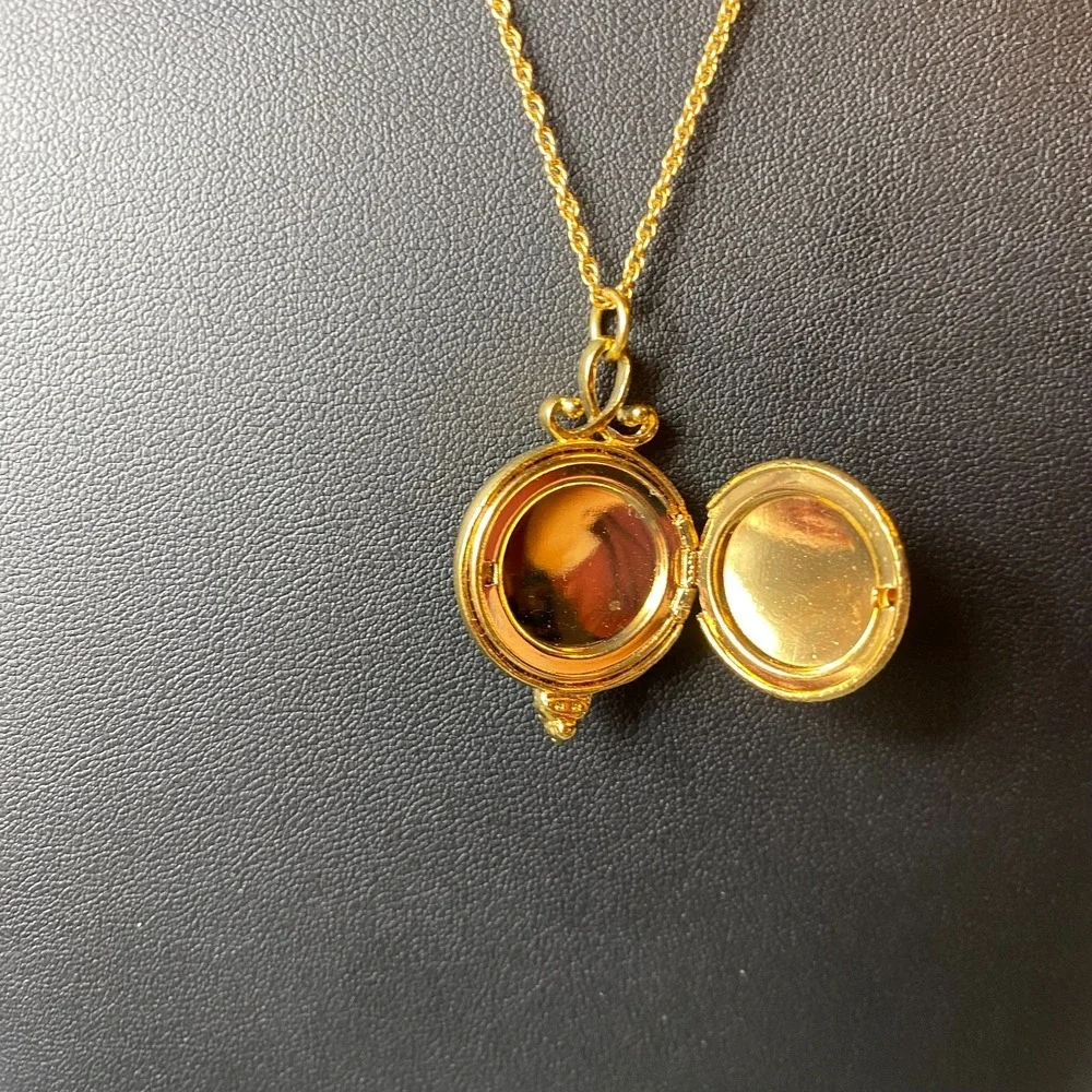 Vintage Nina Ricci Avon Locket Necklace Angel Pendant Gold Tone 16-19
